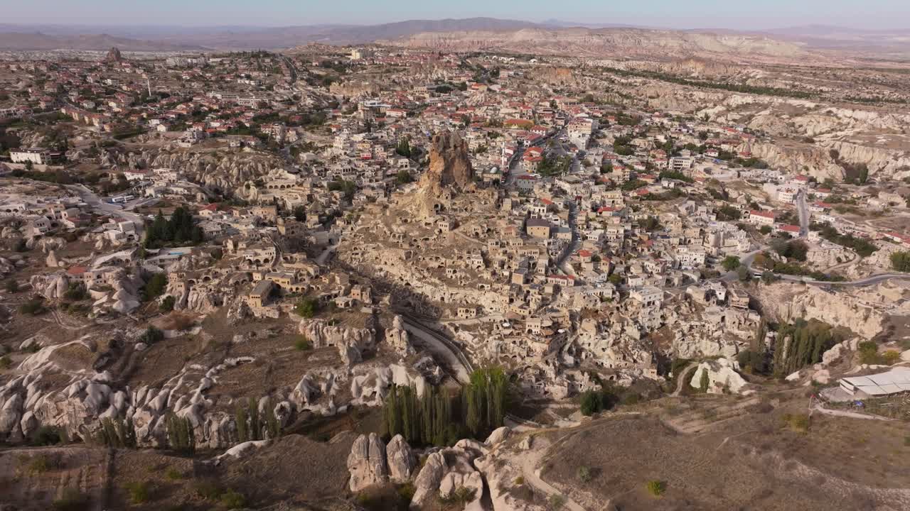 Vista aerea del rustico Castello di Ortahisar e delle case con tetti in tegole