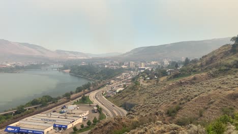 ciudad envuelta en humo: kamloops en medio de la niebla de incendios forestales del lago ross moore