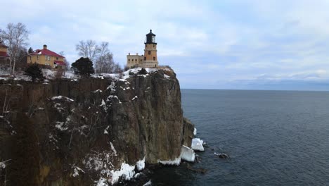 Faro-De-Roca-Dividida-En-Un-Paisaje-Invernal