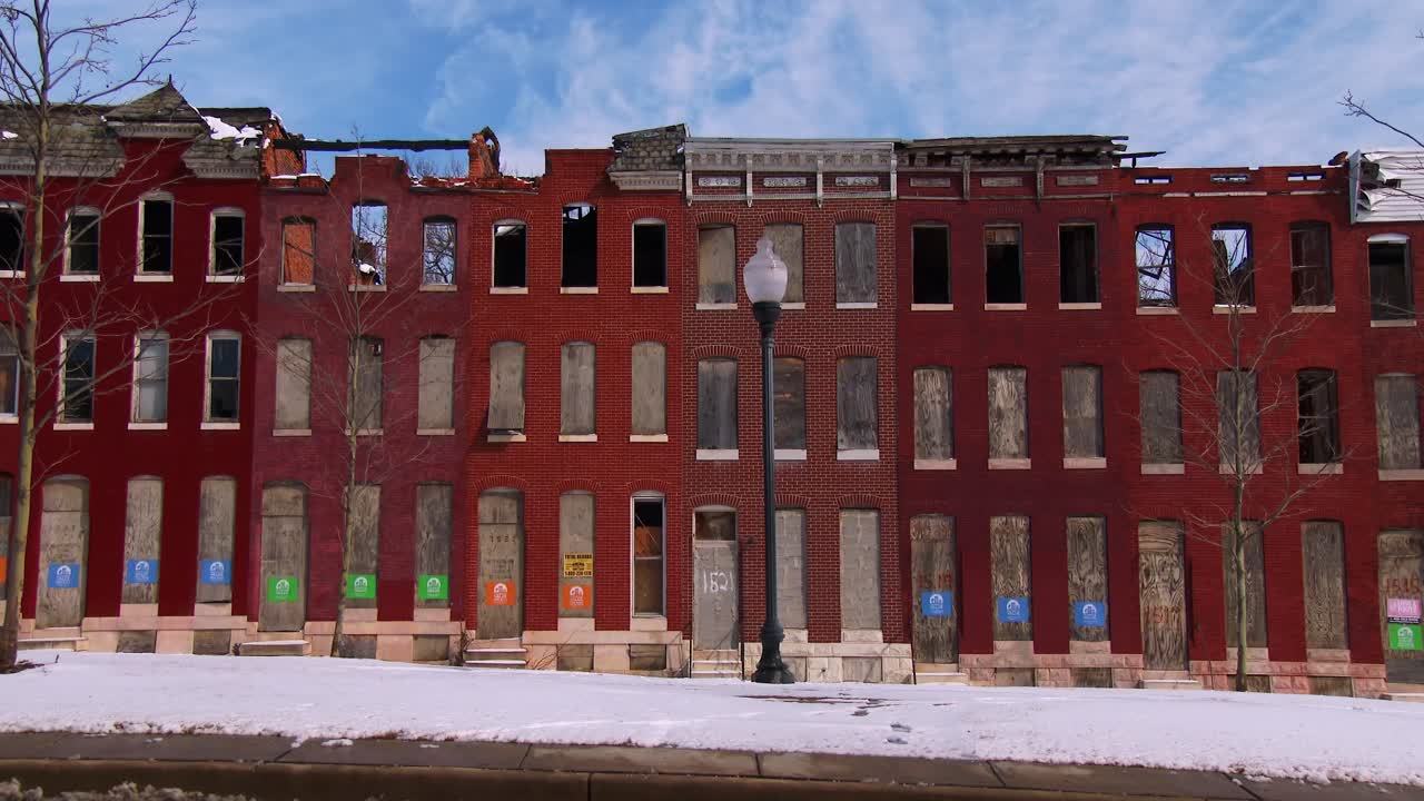 북쪽 볼티모어 빈민가에서 연립 주택과 버려진 집이 발견되었습니다 3