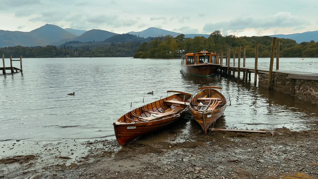 bote de remos y embarcadero en la orilla de derwentwater, ciudad de keswick, parque nacional del distrito de los lagos, cumbria, inglaterra