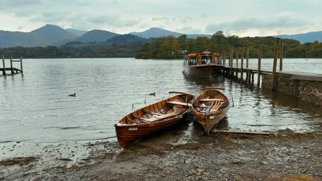 Ruderboot-Und-Steg-Am-Ufer-Des-Derwentwater,-Keswick-Town,-Nationalpark-Lake-District,-Cumbria,-England