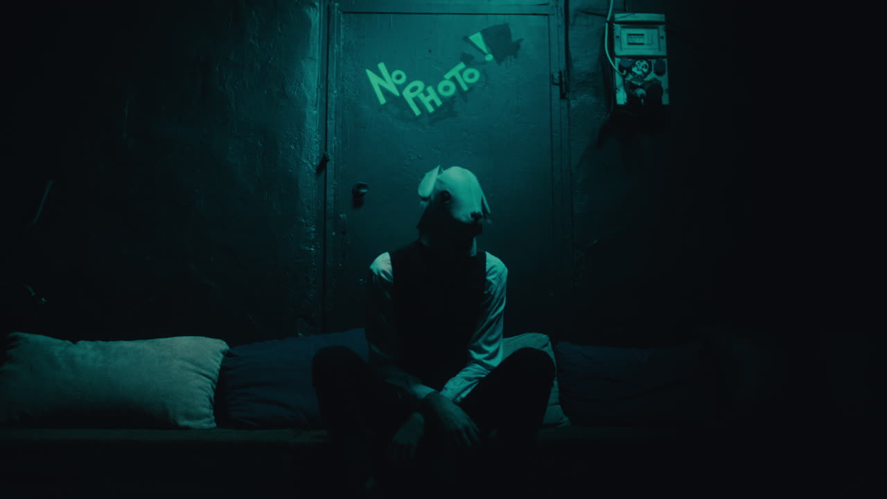 figura misteriosa en una habitación oscura