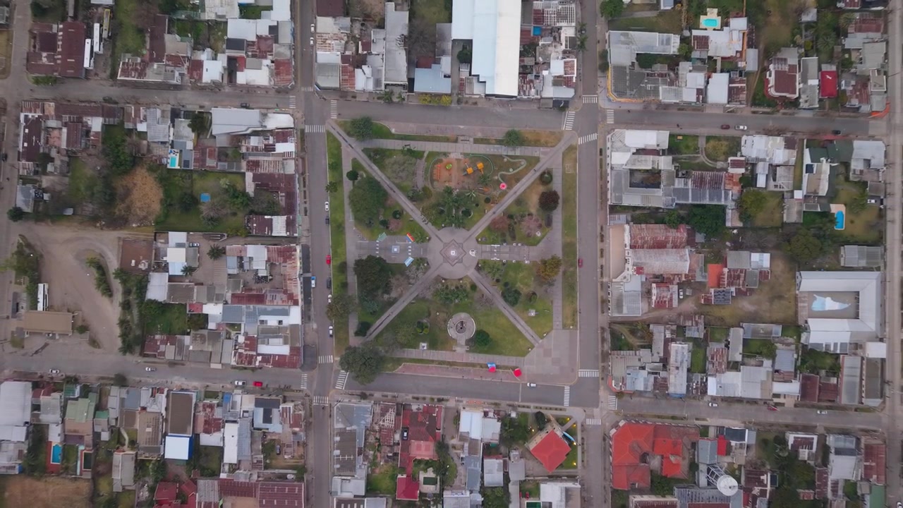 Praça Independência em meio a ruas e casas em San José de Feliciano, Argentina, tomada aérea de estabelecimento ascendente, com cenário de vista aérea.