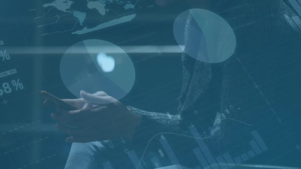 스마트 폰과 데이터를 사용하는 여성