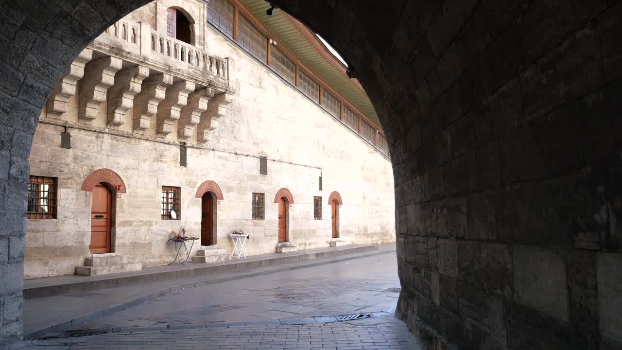 vista del arco de la histórica ciudad europea