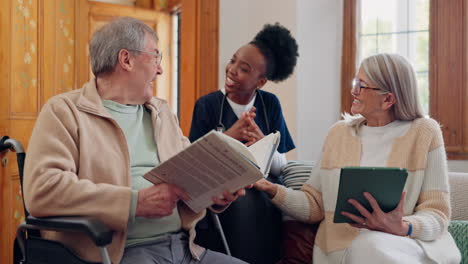 Cuidado-De-Ancianos,-Enfermera-Y-Conversación-En-Casa