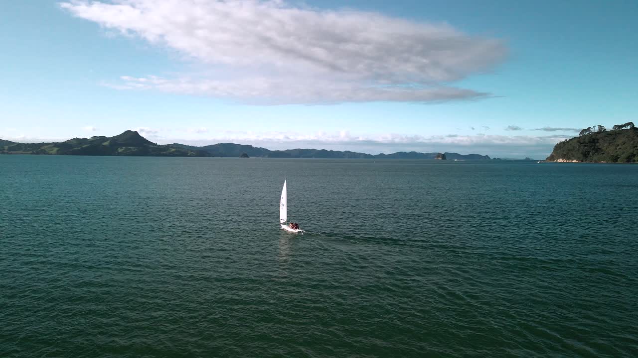 작은 요트로 뉴질랜드 코로만델을 항해하는 드론 영상
