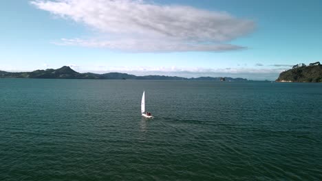 Imágenes-De-Drones-De-Navegación-En-Coromandel-De-Nueva-Zelanda-Con-Un-Yate-Pequeño