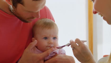 Padres-Alimentando-A-Su-Bebé-En-Casa-4k