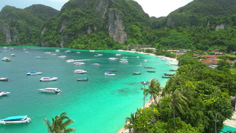 Luftaufnahme-über-Dem-Tropischen-Paradies-In-Thailand,-Thailand,-Koh-Phi-Phi-Inseln-In-Der-Provinz-Krabi,-Urlaubsreiseziel-In-Südostasien