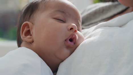 Bebé-Durmiendo-Pacíficamente-En-Brazos-De-La-Madre-Amorosa-Madre-Sosteniendo-Al-Bebé-Cuidando-Al-Niño-Somnoliento-En-Casa-4k