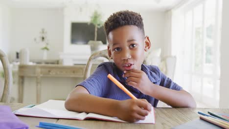 Fröhlicher-Afroamerikanischer-Junge-Beim-Online-Unterricht,-In-Zeitlupe