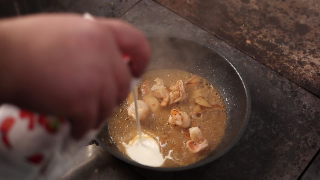 크림 소스와 함께 새우를 요리하는 것