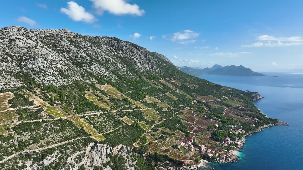 vista aérea de la península de pelješac ubicada en el sur de croacia en dubrovnik-neretva.