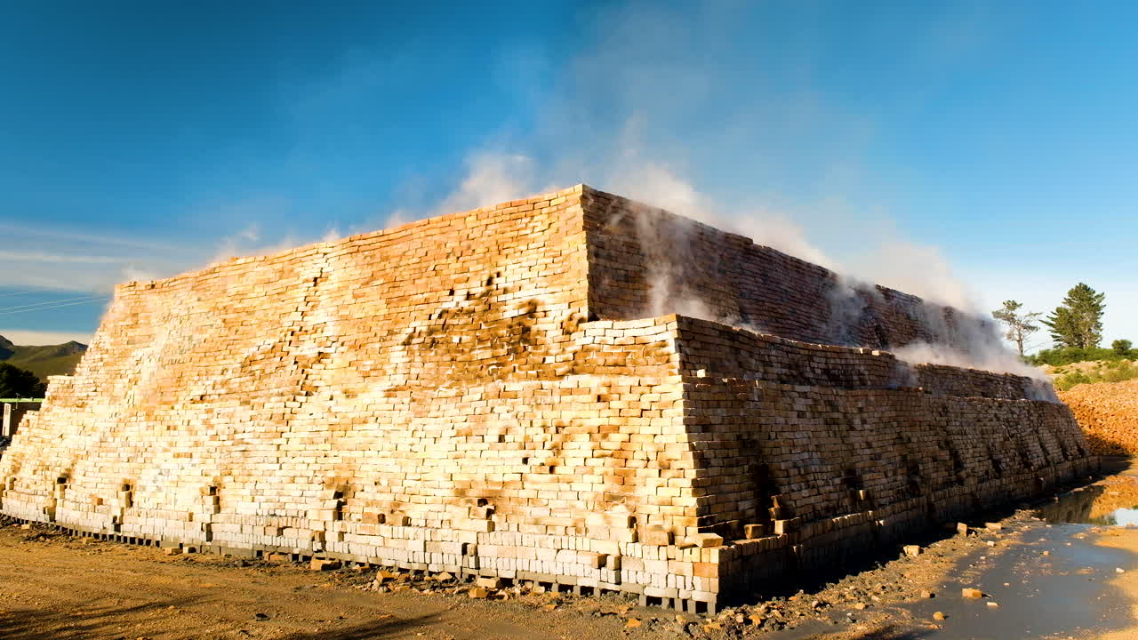 벽돌 공장에서 유해한 온실 가스를 방출하는 연기가 나는 점토 벽돌 가마