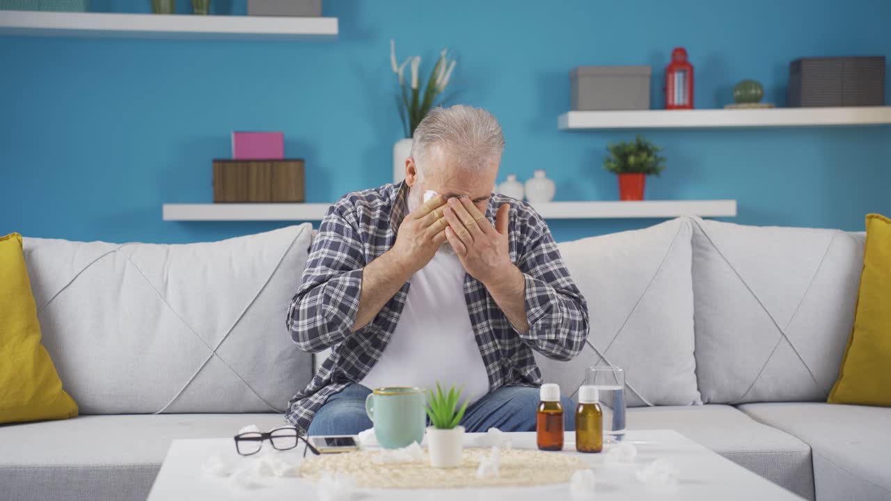 un hombre enfermo con los ojos llorosos.