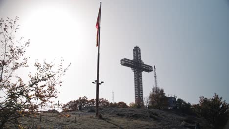 la cruz del milenio y la bandera macedonia en la montaña de vodno