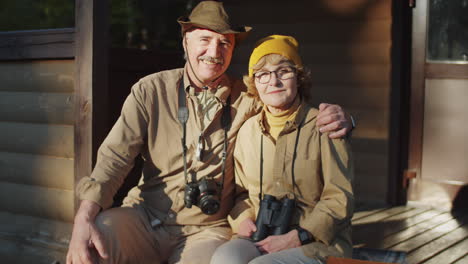 una pareja de mayores en una excursión de fotografía de la naturaleza