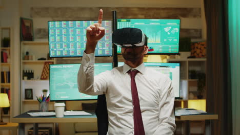 corredor de bolsa masculino que utiliza la realidad virtual