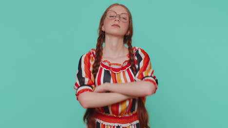 chica molesta con vestido mostrando los pulgares hacia abajo gesto de señal, desaprobación, disgusto insatisfecho