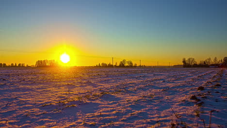 Imágenes-Aéreas-De-Drones-De-Un-Campo-De-Granjeros-Cubierto-De-Nieve-En-Invierno-Con-Un-Lapso-De-Tiempo-Al-Atardecer