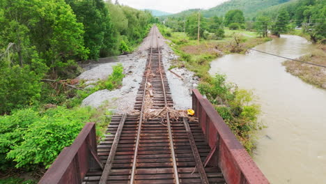 pequena ponte ferroviária afetada por inundações, trilhos destruídos por inundações e erosão, vermont 2023