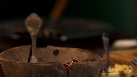 preparando arándanos en un cuenco de madera