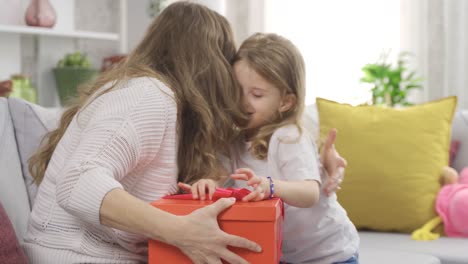 Kleines-Mädchen,-Das-Seiner-Mutter-Ein-Geschenk-Gibt.