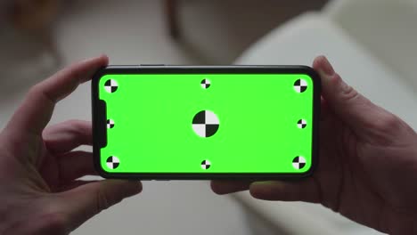 Hände-Halten-Smartphone-Mit-Grünem-Bildschirm-Und-Tracking-Markern-Und-ändern-Die-Ausrichtung-Von-Hochformat-Zu-Querformat-Und-Wieder-Zurück-Zu-Hochformat