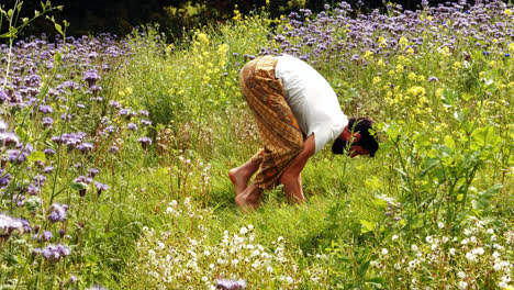 Mann-Macht-Yoga-Auf-Einem-Feld