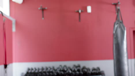 el interior borroso del gimnasio muestra equipos de fitness.