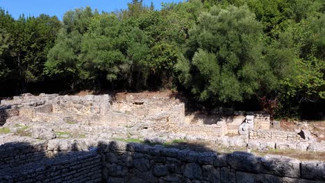 el legado del gladiador: las paredes de piedra restantes de las habitaciones de los gladiadores permanecen en silencio, haciendo eco de historias de coraje cerca del majestuoso anfiteatro de butrint