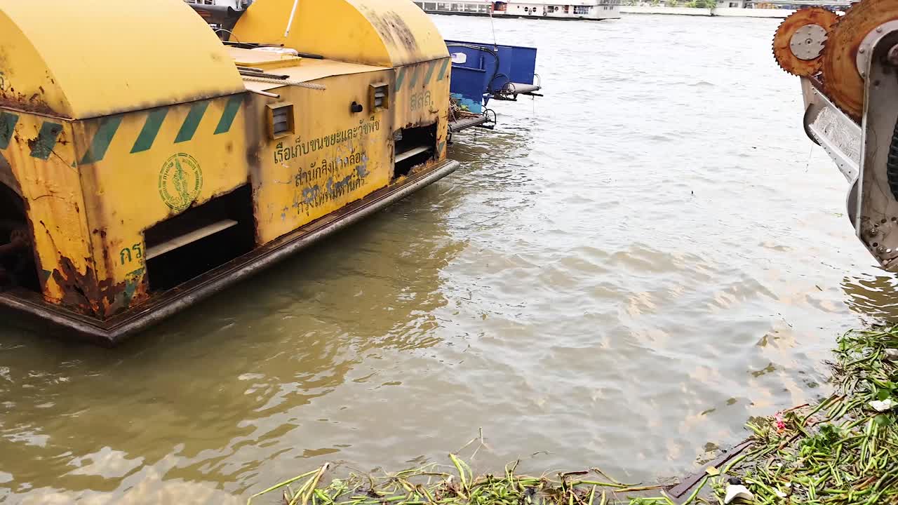 방 강 에서 잔해 를 제거 하는 배