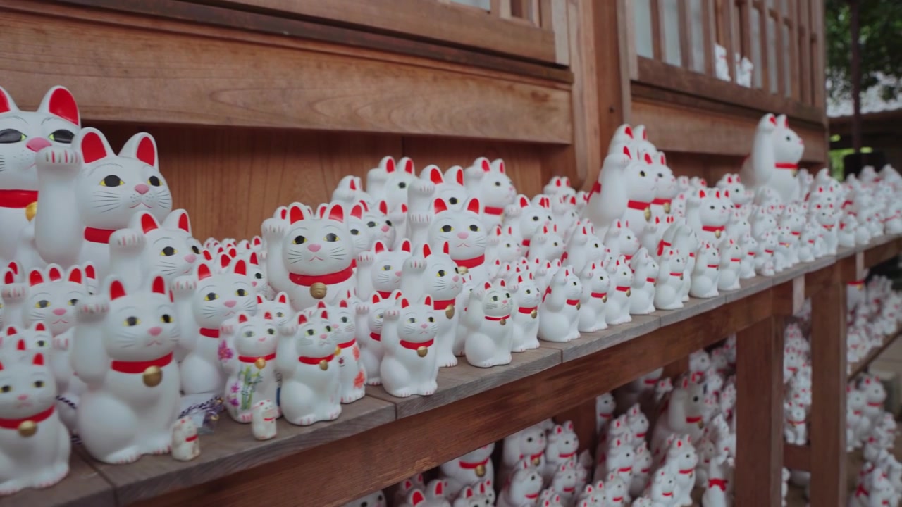 Centinaia di iconiche statue di gatti portafortuna Maneki Neko al Tempio Gotokuji a Tokyo, che mostrano i simboli di fortuna, prosperità e cultura tradizionale giapponese
