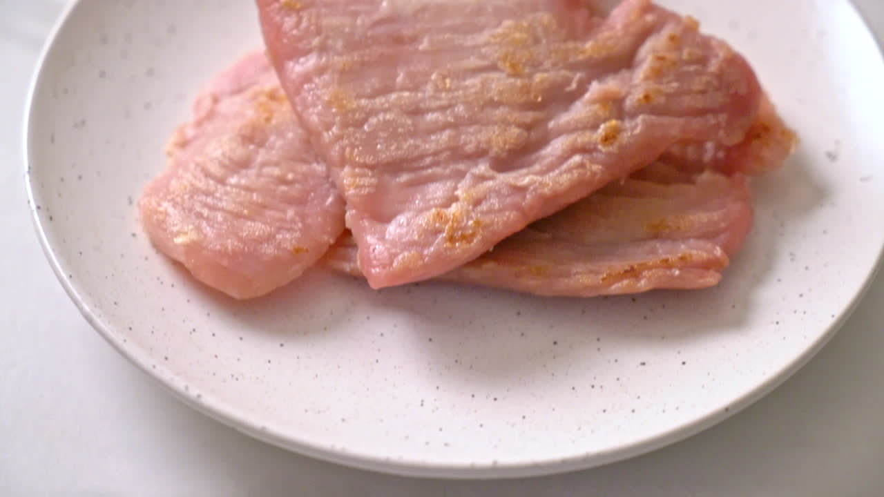 접시에 튀긴 햇볕에 말린 돼지 고기