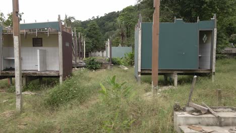 Tiro-De-Camión-En-Movimiento-A-La-Izquierda-De-Un-Bungalow-Destruido-Abandonado,-Resort-De-Playa-En-Tailandia,-Por-Los-Efectos-De-Covid-19