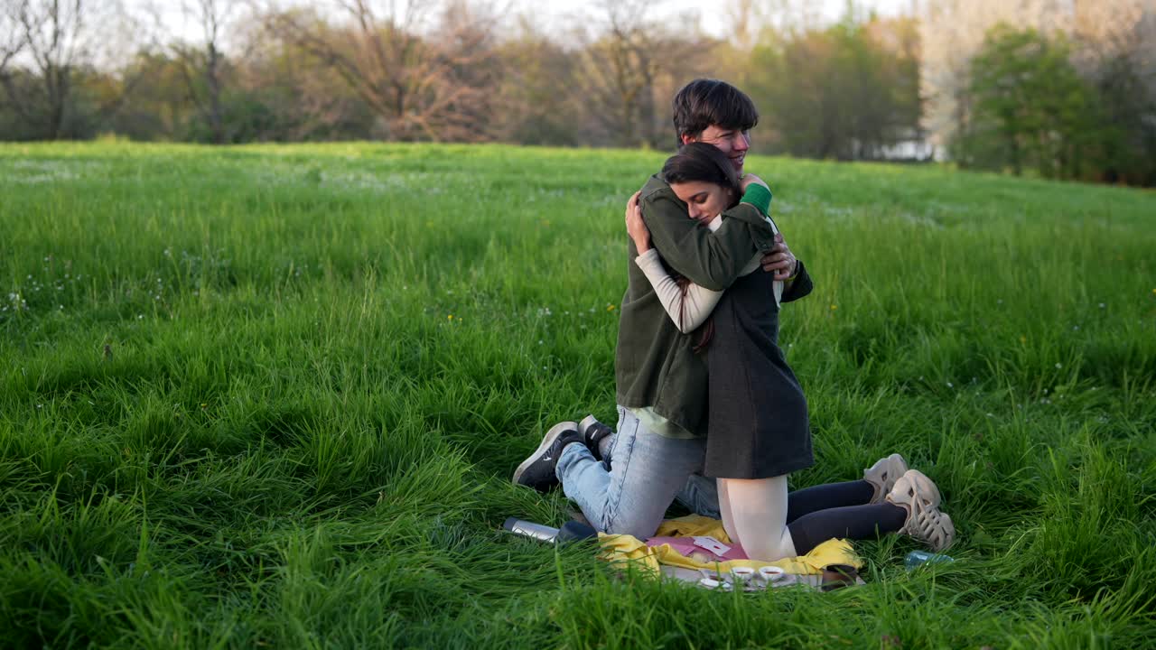 공원에서 안고 있는 커플