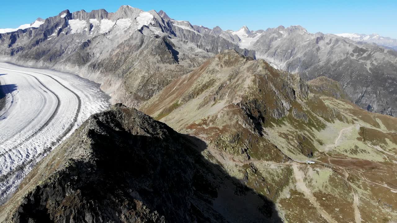 vista aérea sobre el bettmerhorn al lado del glaciar más largo de los alpes - el glaciar aletsch en valais, suiza en una soleada tarde de verano con una vista panorámica de 360 grados de los picos circundantes