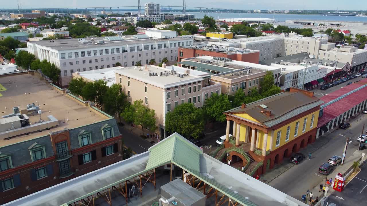 배경에는 아서 라벤엘 다리가 있는 찰스턴 시티 마켓 위의 드론 촬영