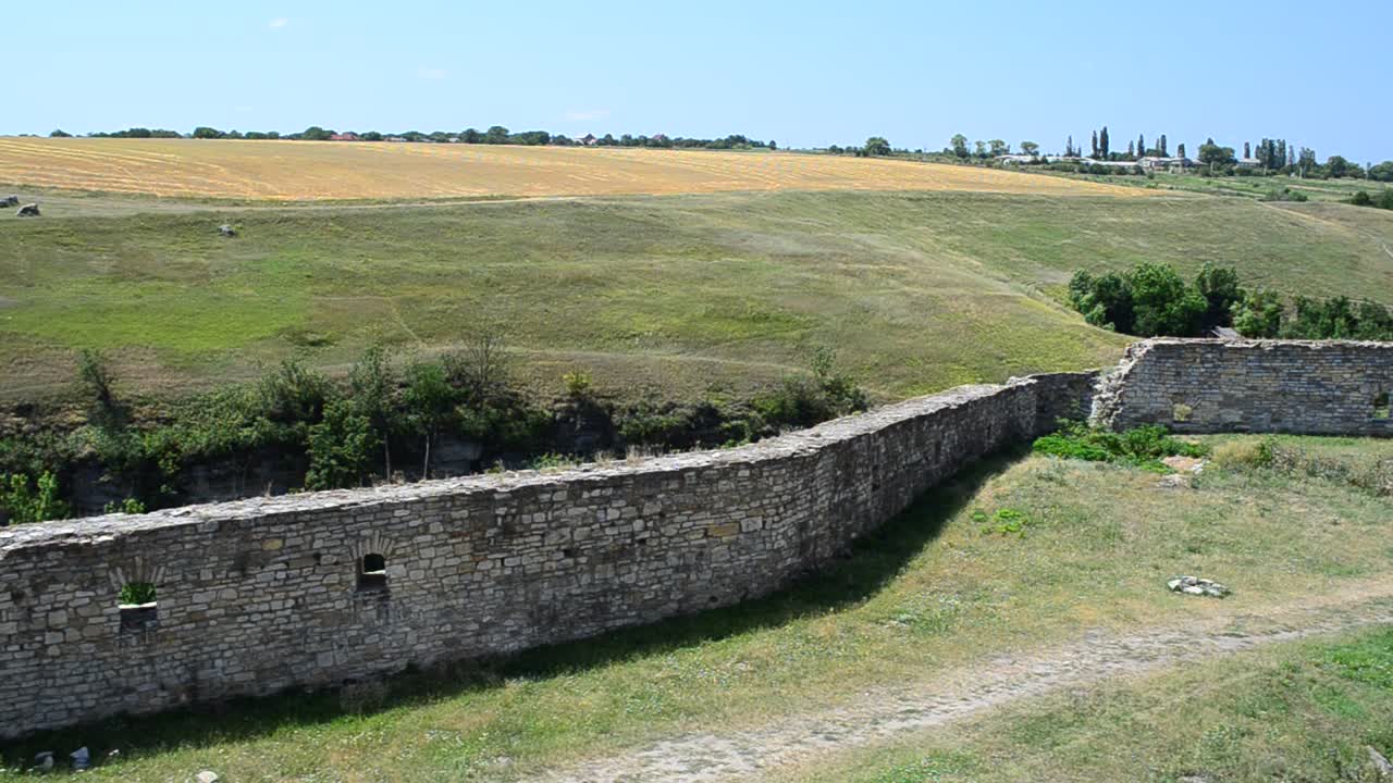 Alte ukrainische Festung. Das Kreuz wurde zum Gedenken an die für die Freiheit der Ukraine Gefallenen errichtet.