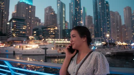 Adolescente-Hablando-Por-Teléfono-Inteligente-En-El-Puerto-Deportivo-De-Dubai