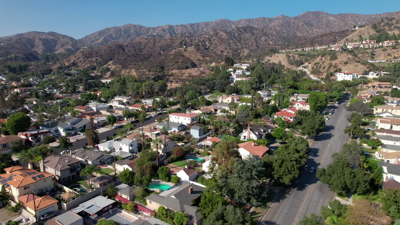 un barrio exclusivo en burbank, california debajo de montañas pintorescas - paso elevado deslizante aéreo