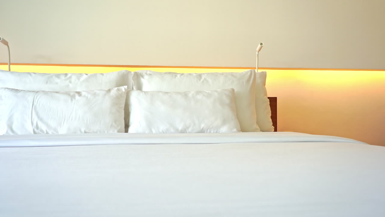 Menggeser kamera dari kanan ke kiri pada tempat tidur hotel