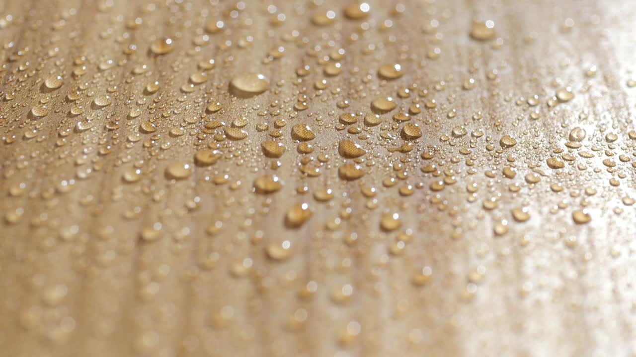 Gotas de agua sobre una superficie