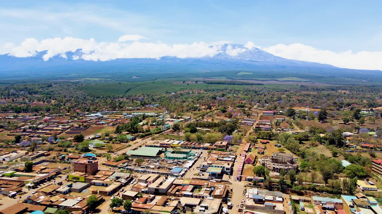 케냐의 시골 마을에서 킬리만자로가 배경입니다.