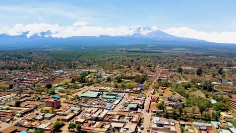 Ländliche-Dorfstadt-In-Kenia-Mit-Dem-Kilimandscharo-Im-Hintergrund