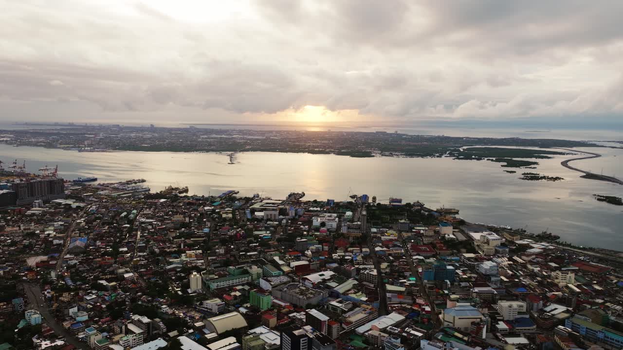 Quartieri urbani sul lungomare e paesaggio portuale a Cebu, Filippine.