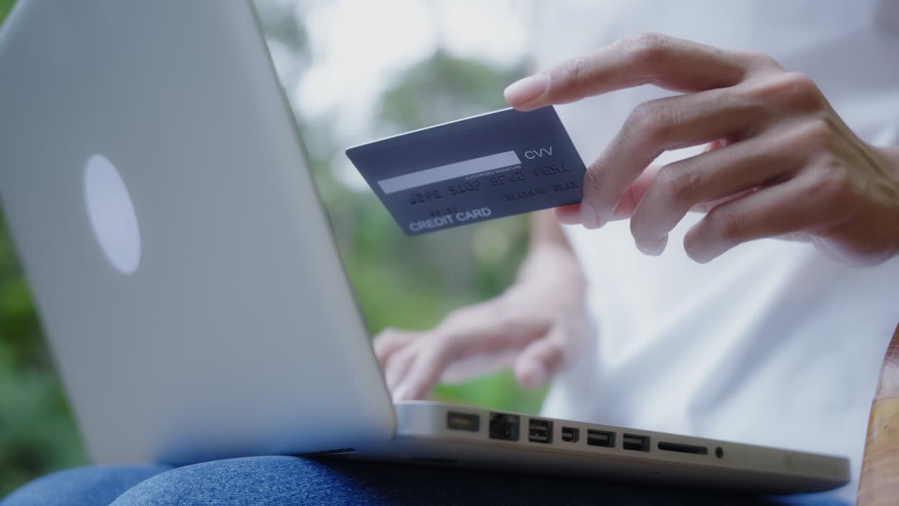 hermosa mujer cliente con tarjeta de crédito y usando portátil con pagos móviles fáciles instantáneos haciendo compras en la tienda en línea. aplicación de banca electrónica. resolución 4k.