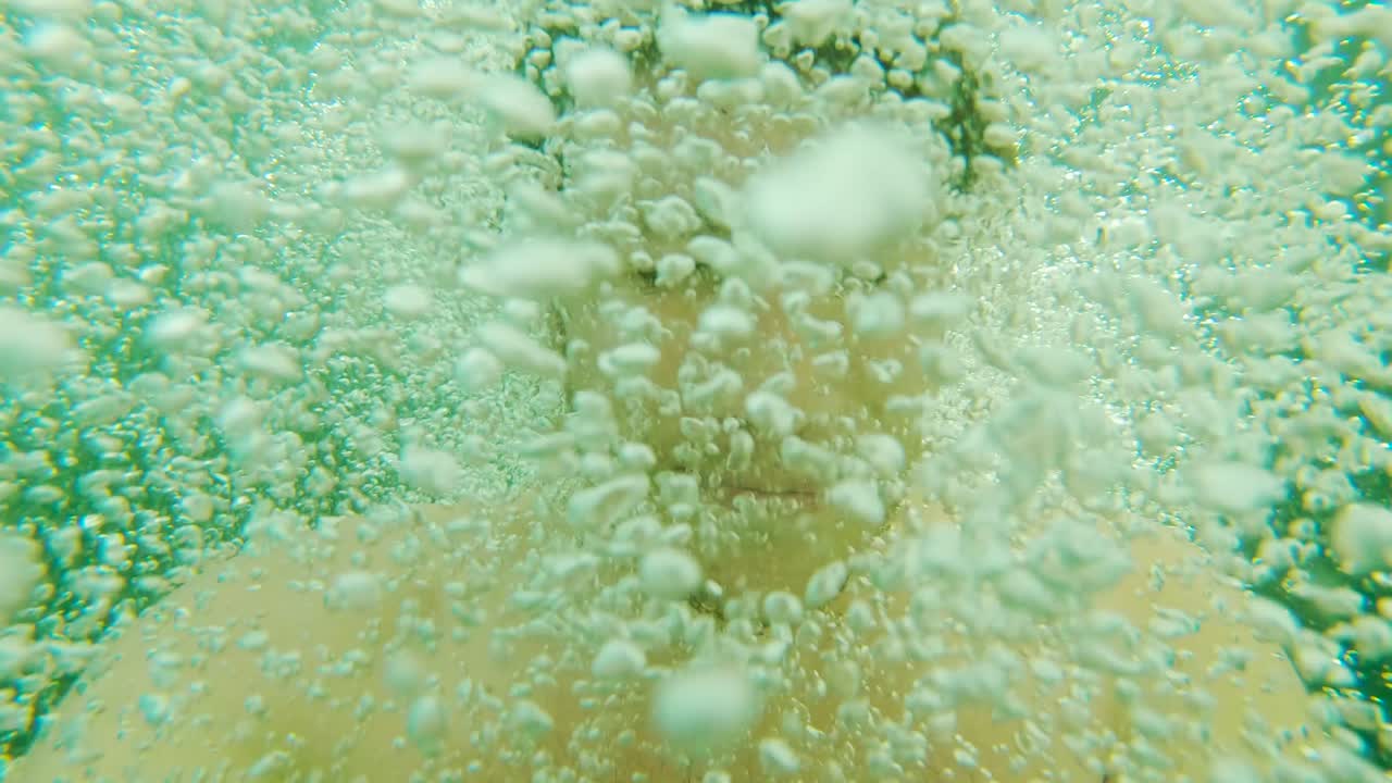 젊은 백인 남성은 절벽에서 호수로 뛰어내리고, 공중 액션 셀카